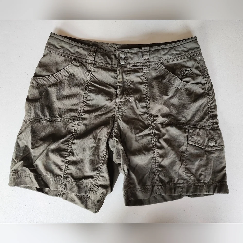 The North Face Women's VNTG Olive Army Green Cargo Shorts Sz 4.